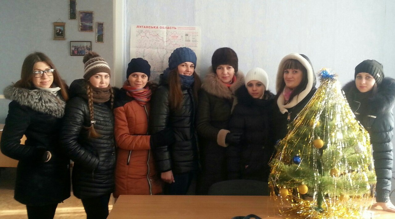После обстрела Луганска долго восстанавливали отопление, поэтому Екатерина Осипенко и ее одногруппинцы на фото в верхней одежде. Зима, 2015г.