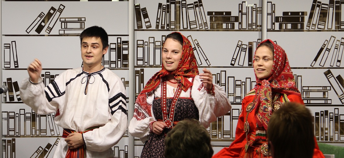 на фото:студенты Воронежского института искусств