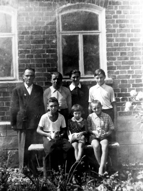 Семья Серафима Голубева. Георгий - второй слева (кон. 1950-х)