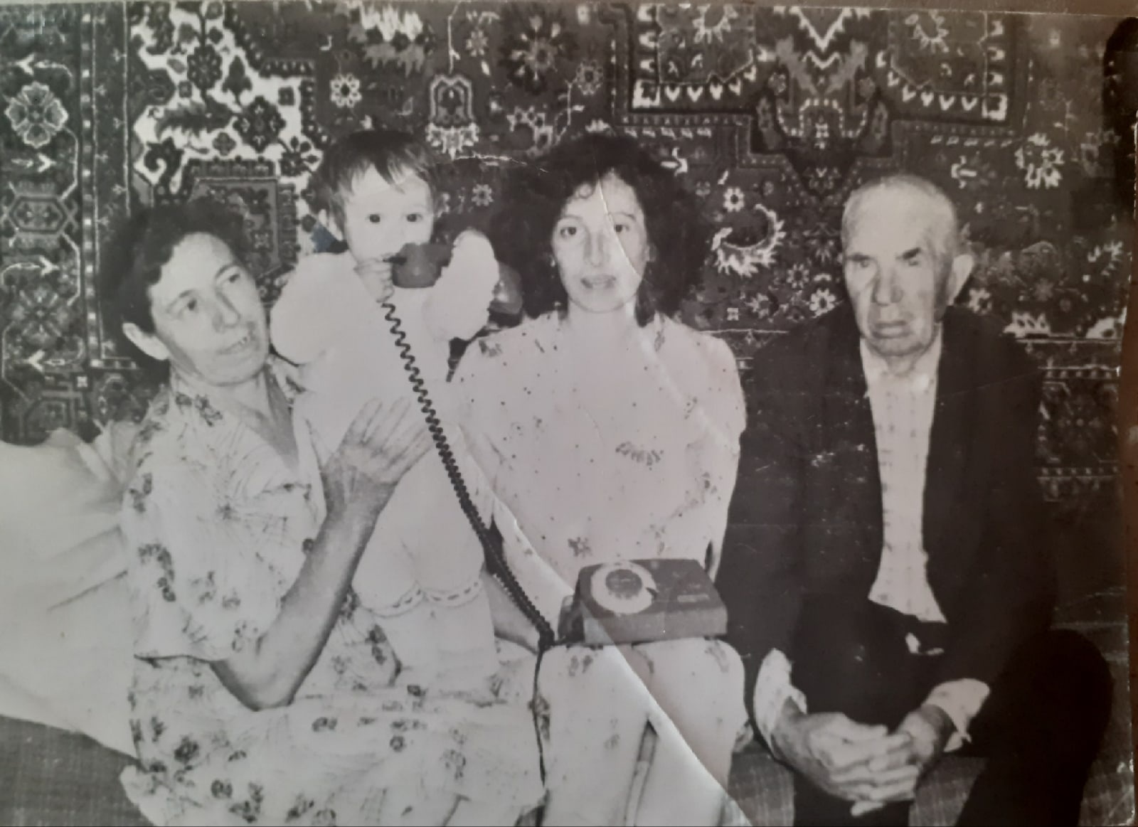 Максим Багрянцев со своей внучкой,правнучкой и дочкой