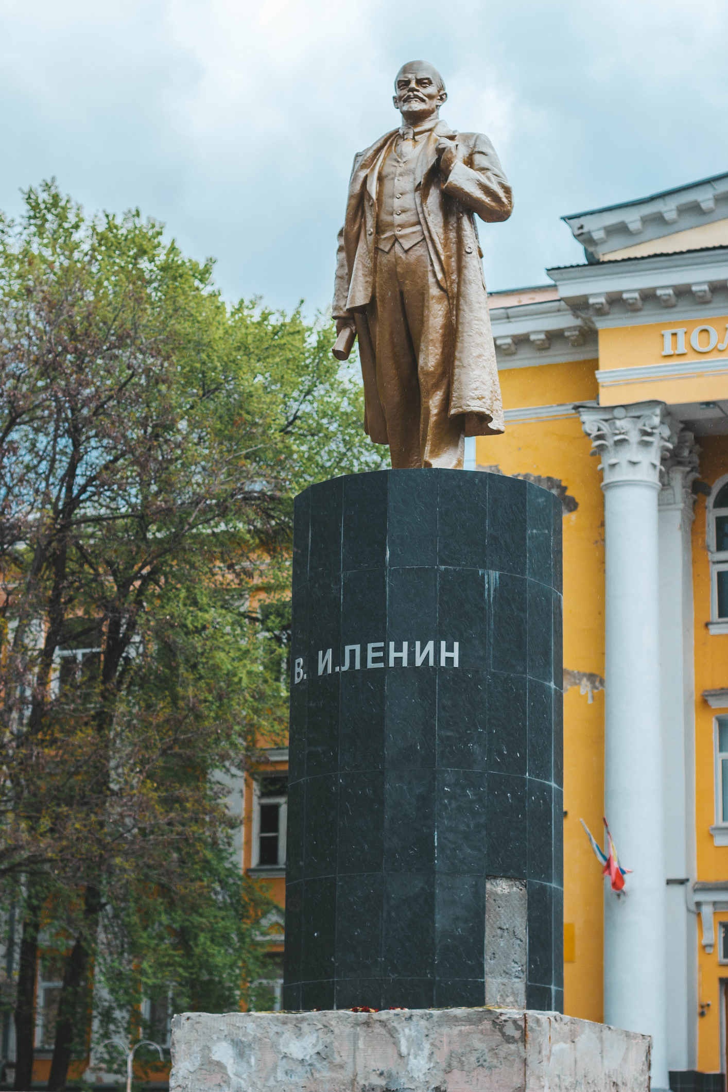 Памятник Ленину напротив здания ВГТУ.